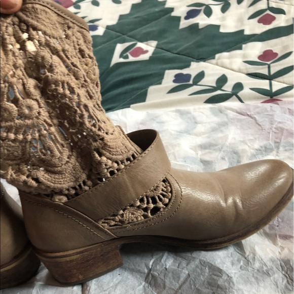 UNIQUE BOOTS 👢 Tan, w/Decorative Top , Size 8m.  MUST try on & see for yourself - Picture 5 of 12